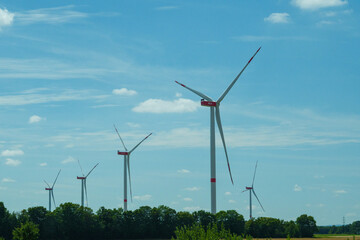 Windkraftanlagen entlang der Autobahn A1 von der Autobahn gut zu erkennen, stehen sie in Rhei und...