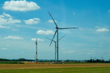 17.07.2025: , Autobahn A1, Deutschland 
Bild:
Windkraftanlagen entlang der Autobahn A1 von der...