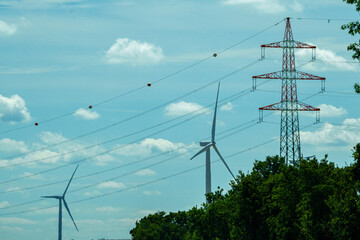 17.07.2025: , Autobahn A1, Deutschland 
Bild:
Windkraftanlagen entlang der Autobahn A1 von der...