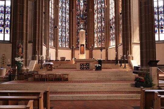 Blick auf den Altar der Katholischen Pfarrkirche St. Otger im Zentrum der Stadt Stadtlohn im M&uuml;nsterland