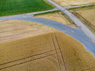 Bau einer Windkraftanlage bei Vlatten. Stahlplatten die auf Felder gelegt wurden, damit die...