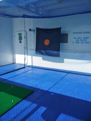 Virtueller Golf-Abschlagplatz auf Kreuzfahrtschiff mit Leinwand und Golfschlägern - Virtual...