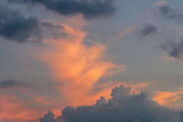 形がはっきりしないオレンジ色の夕焼け雲