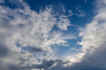 形が不鮮明な雲