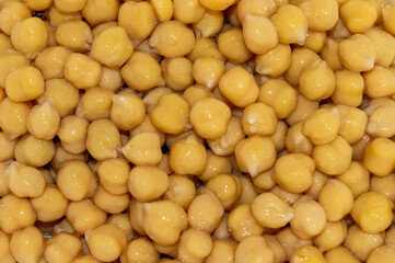 Garbanzos cocidos de bote. Legumbres típicas de la dieta mediterránea sabrosas y sanas.