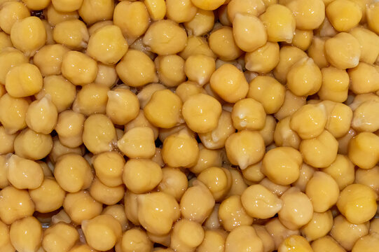 Garbanzos cocidos de bote. Legumbres t&iacute;picas de la dieta mediterr&aacute;nea sabrosas y sanas.