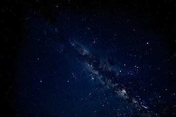 Obraz premium Dark Night Sky: Milky Way Galaxy, Starry Background, Cosmic Landscape, Serene Atmosphere.