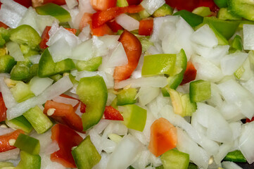 Preparado de pimiento rojo, pimiento verde, cebolla y ajo para guiso de comida de dieta mediterránea sana y fresca.