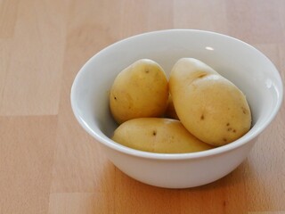 Pellkartoffeln in der Schüssel