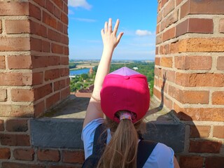 Dziewczynka w czerwonej czapce na wieży. © EwaAF