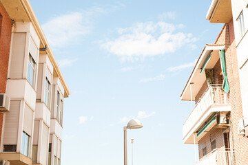 Paisaje urbano con farola y cielo despejado