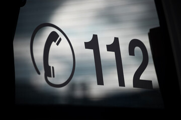 112 Notruf Aufkleber auf Fahrzeugscheibe