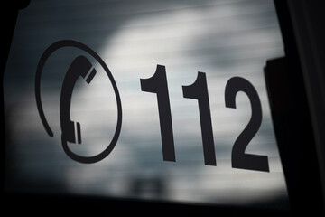 112 Notruf Aufkleber auf Fahrzeugscheibe