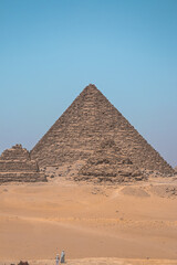 Hermosa fotografía de las pirámides de Giza en Egipto durante un día soleado.