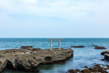 (茨城県ｰ風景)夏の空と神磯の鳥居１