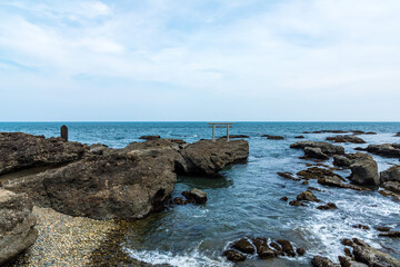 (茨城県ｰ風景)夏の空と神磯の鳥居２