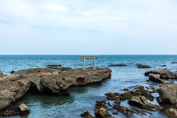 (茨城県ｰ風景)夏の空と神磯の鳥居４