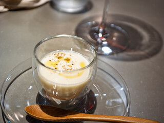 白トウモロコシのスープと赤ワインの余韻