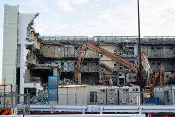 古いビルの解体作業現場