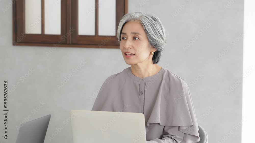 Fototapete 仕事、セミナー、打ち合わせ、キャリアウーマン、シニア、日本人、働く、女性、会議、ミーティング、ビジネス、オフィス、職場、経営者、社長、上司、ビジネスウーマン、部下、チームワーク、グループ、会話、コミュ