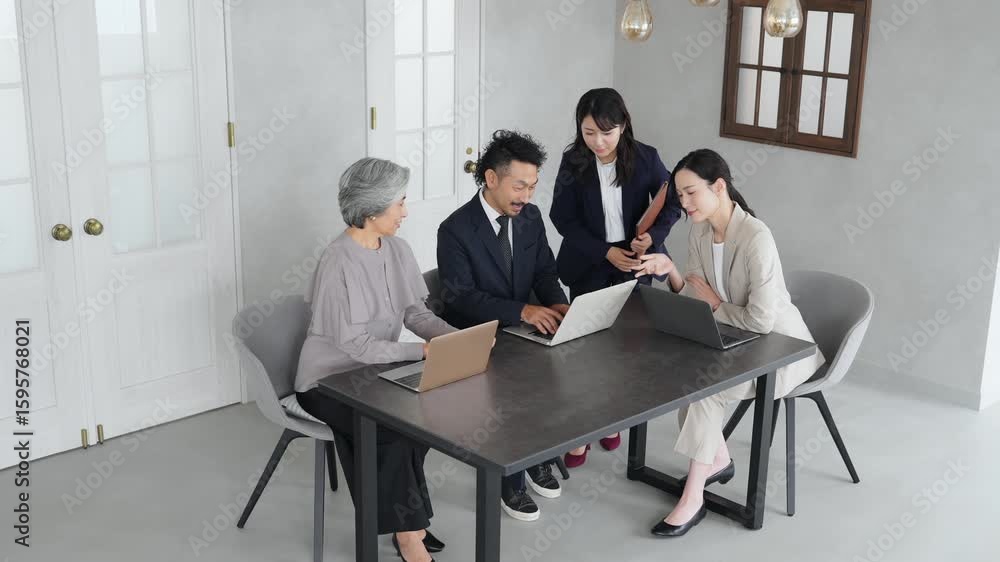 Fototapete ビジネス、会議、ミーティング、チーム、仕事、打ち合わせ、同僚、セミナー、ビジネスマン、ビジネスウーマン、団結、日本人、オフィス、経営、マネジメント、中小企業、人材、dx、グループ、ビジネスパーソン、チ