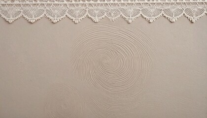 落ち着いたマットトープ背景に、微細な指紋の渦巻き模様が浮かび上がり、繊細なレース生地の型押しが重なった上品で優雅なテクスチャーデザイン

