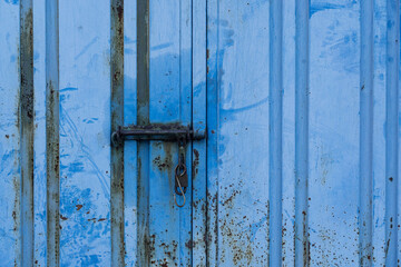 시간의 흔적이 담긴 빈티지한 문 텍스처

