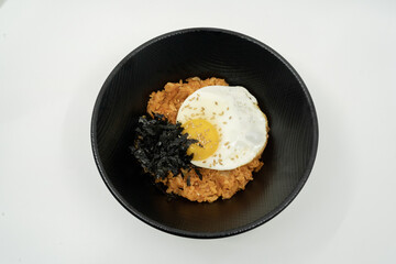 계란프라이와 김가루를 올린 김치볶음밥
