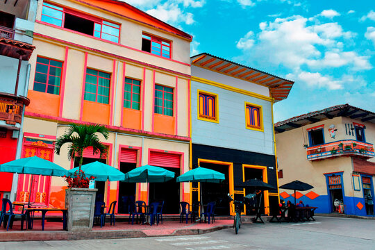 Casas coloniales cafeteras de colores en Santuario, Risaralda. Colombia.