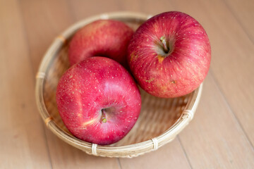 かごに置かれた美味しそうなリンゴ