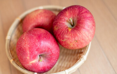 かごに置かれた美味しそうなリンゴ