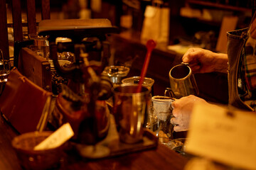 レトロな喫茶店で丁寧にネルドリップするバリスタの手元