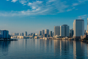 東京勝鬨橋からみた汐留の高層ビル群、隅田川沿いの浜離宮と高層ビル群