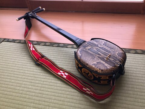 畳の上の沖縄三線