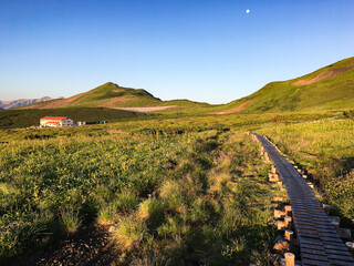 Naklejka premium 夏の五色ヶ原 夕日に照らされる平ノ小屋 〜富山県 飛騨山脈〜 