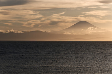 三浦半島長者ケ崎の夕景と富士山のシルエット