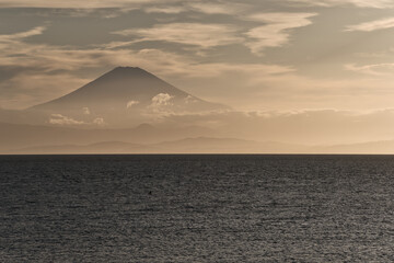 三浦半島長者ケ崎の夕景と富士山のシルエット