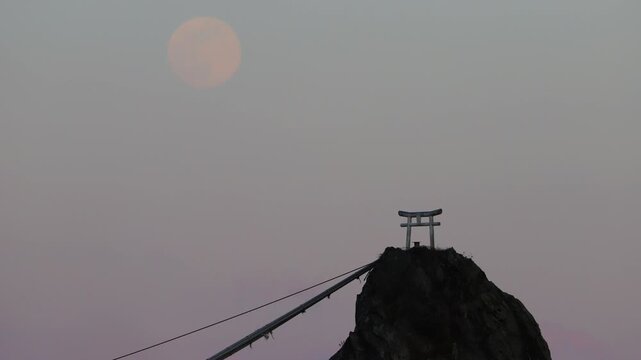 佐賀関のビシャゴ岩と満月（大分県大分市佐賀関）
