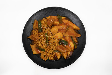 한국의 대표적인 길거리 음식 흰 접시에 담긴 매콤한 떡볶이와 어묵
