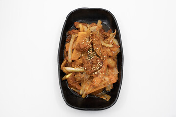 검은 그릇에 담긴 매콤한 제육덮밥
