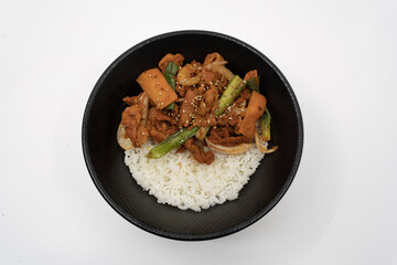 검은 그릇에 담긴 매콤한 제육덮밥
