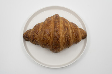 흰 접시 위에 놓인 신선하고 맛있는 크루아상
