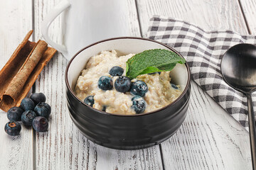 Oats porridge with blueberry
