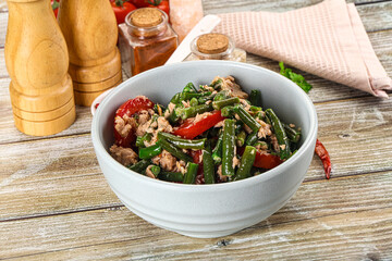 Salad with canned tuna and beans