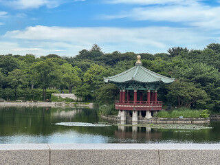 고요한 호수 위에 떠 있는 전통 누각의 평화로운 풍경
