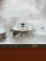 식당 주방에서 만두를 찌는 뜨거운 스팀
