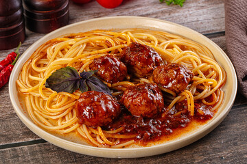 Meatballs with tomato sauce and spaghetti