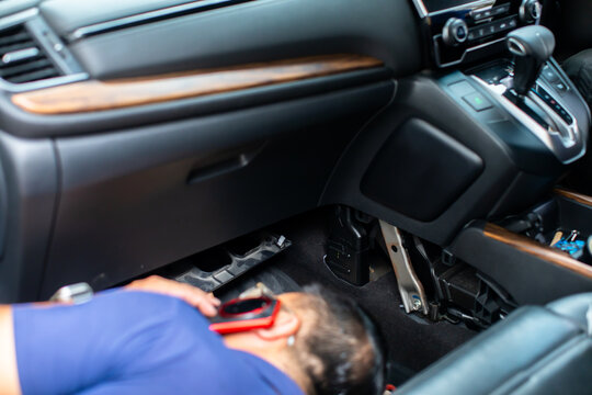 The technician is wiring the signal cable to install the car's front camera.