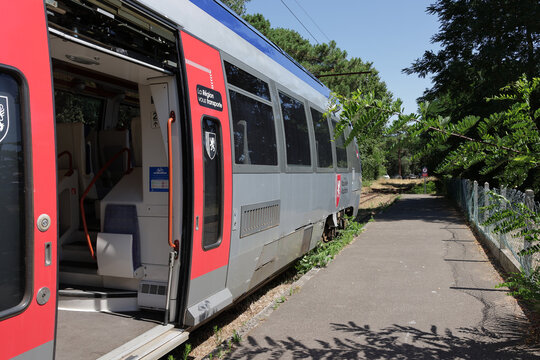 Bordeaux, France &ndash; 11 juillet 2025 : TER Nouvelle-Aquitaine &agrave; la halte de la Pointe de Grave