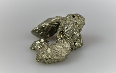 Piedra dorada cristal en fondo blanco recurso gráfico en presentaciones